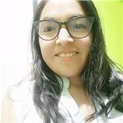 Profesor de informática dictando clases a niños, jóvenes y adultos